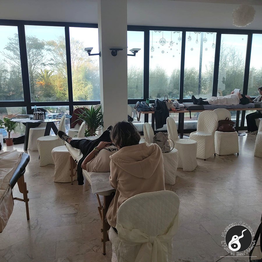 Aula con lettini da massaggio